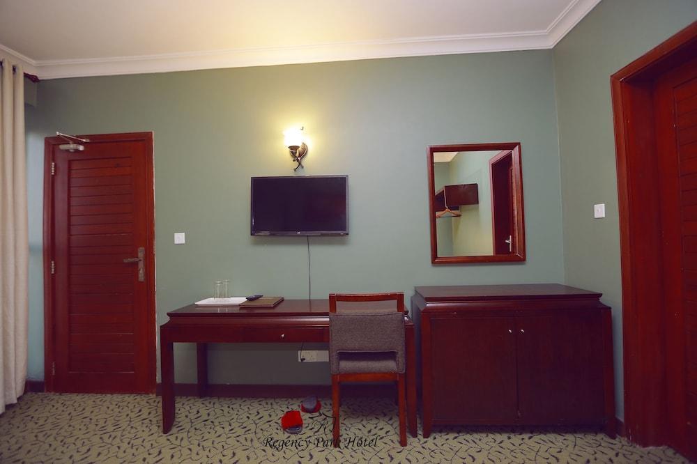 Regency Park Hotel Дар-эс-Саламе Экстерьер фото